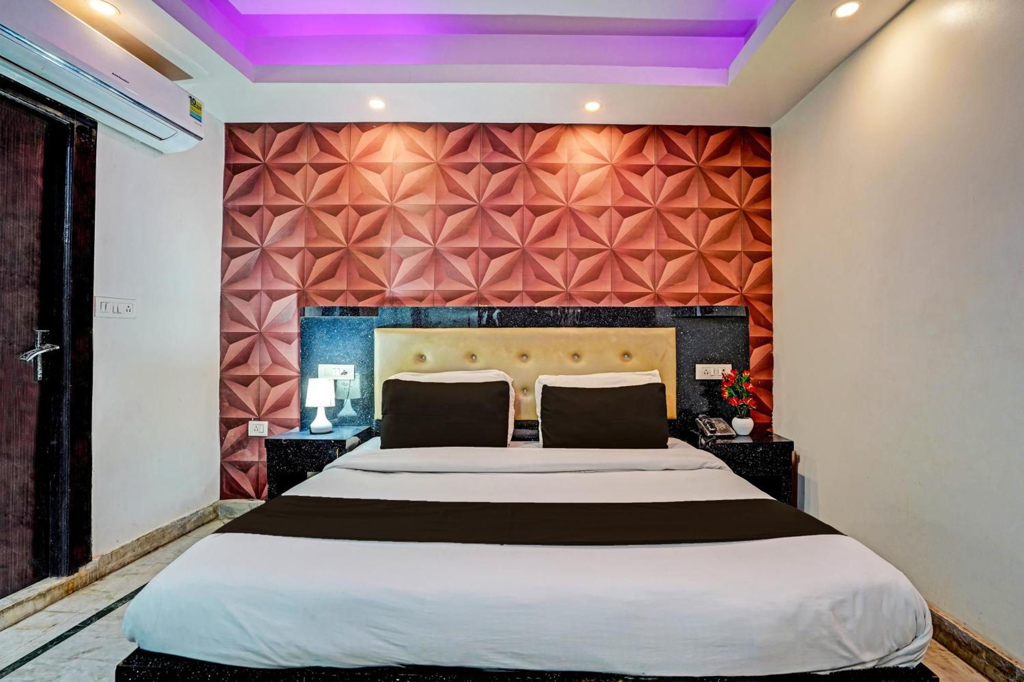 Collection O Noida Saffron Hotel Bagian luar foto