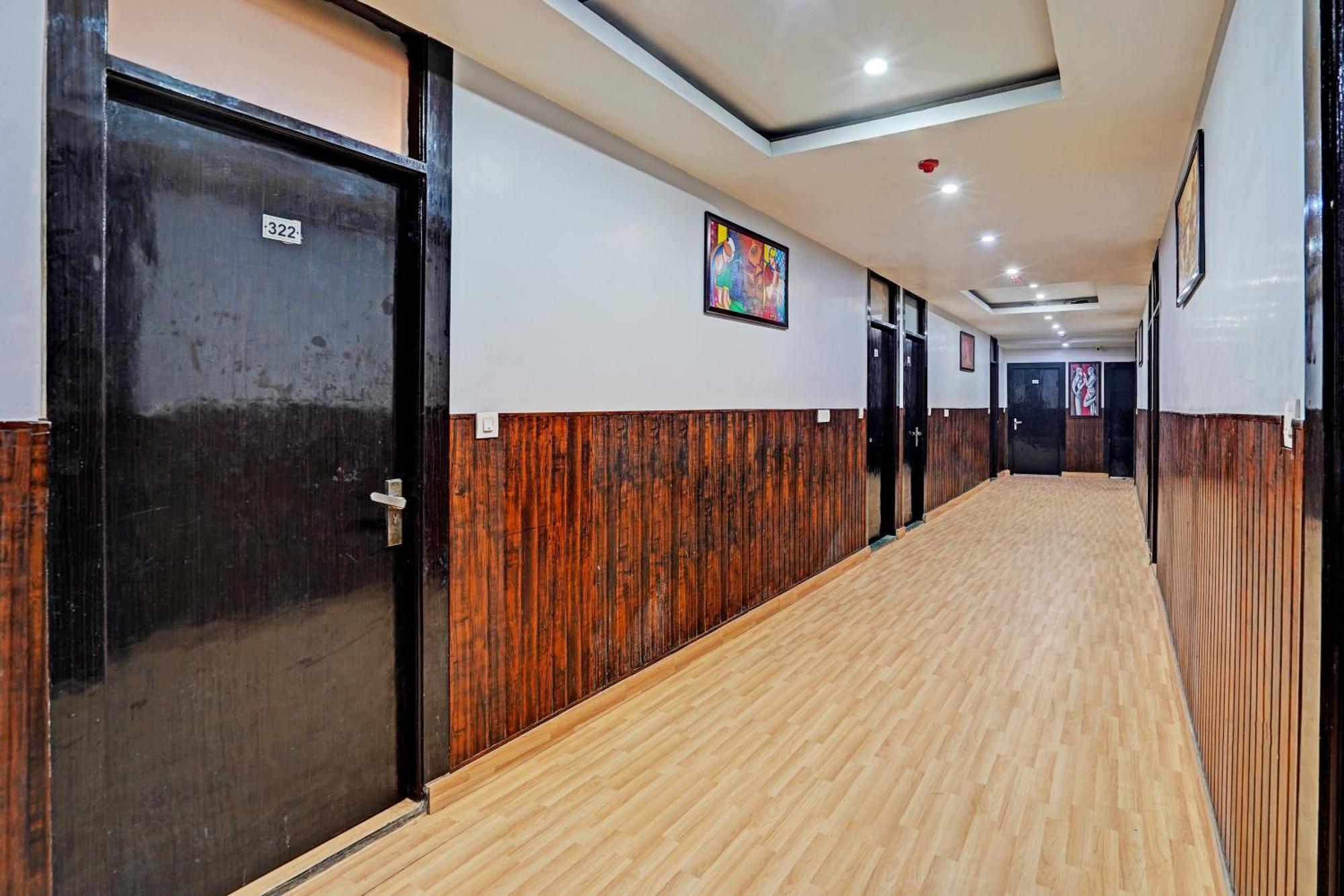 Collection O Noida Saffron Hotel Bagian luar foto
