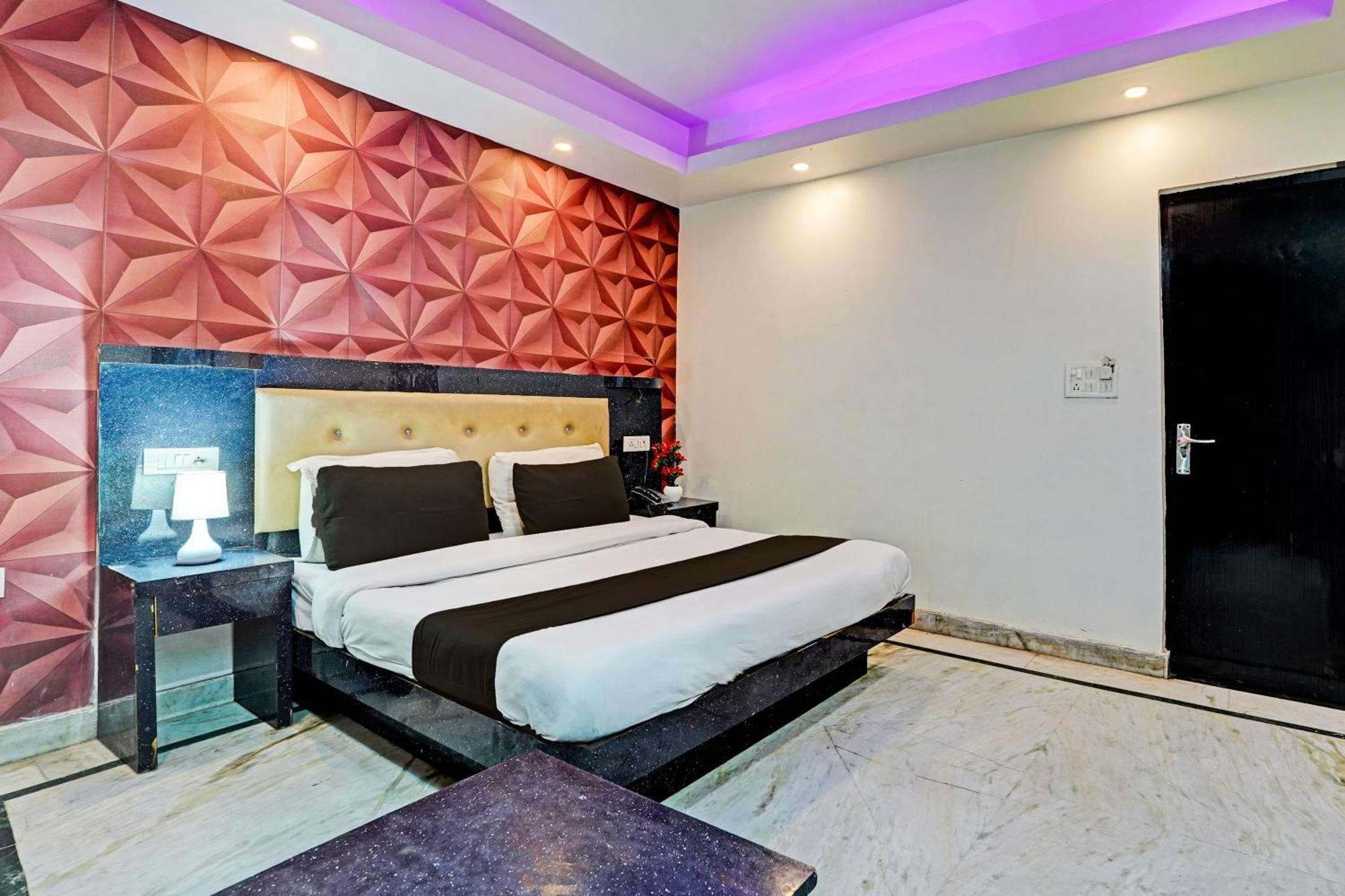 Collection O Noida Saffron Hotel Bagian luar foto