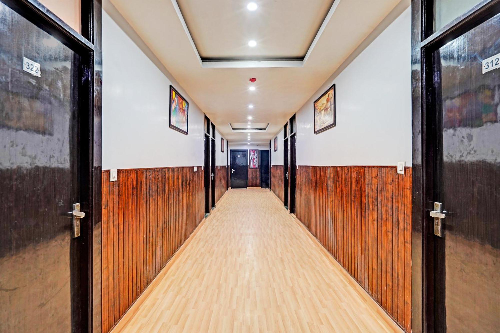 Collection O Noida Saffron Hotel Bagian luar foto